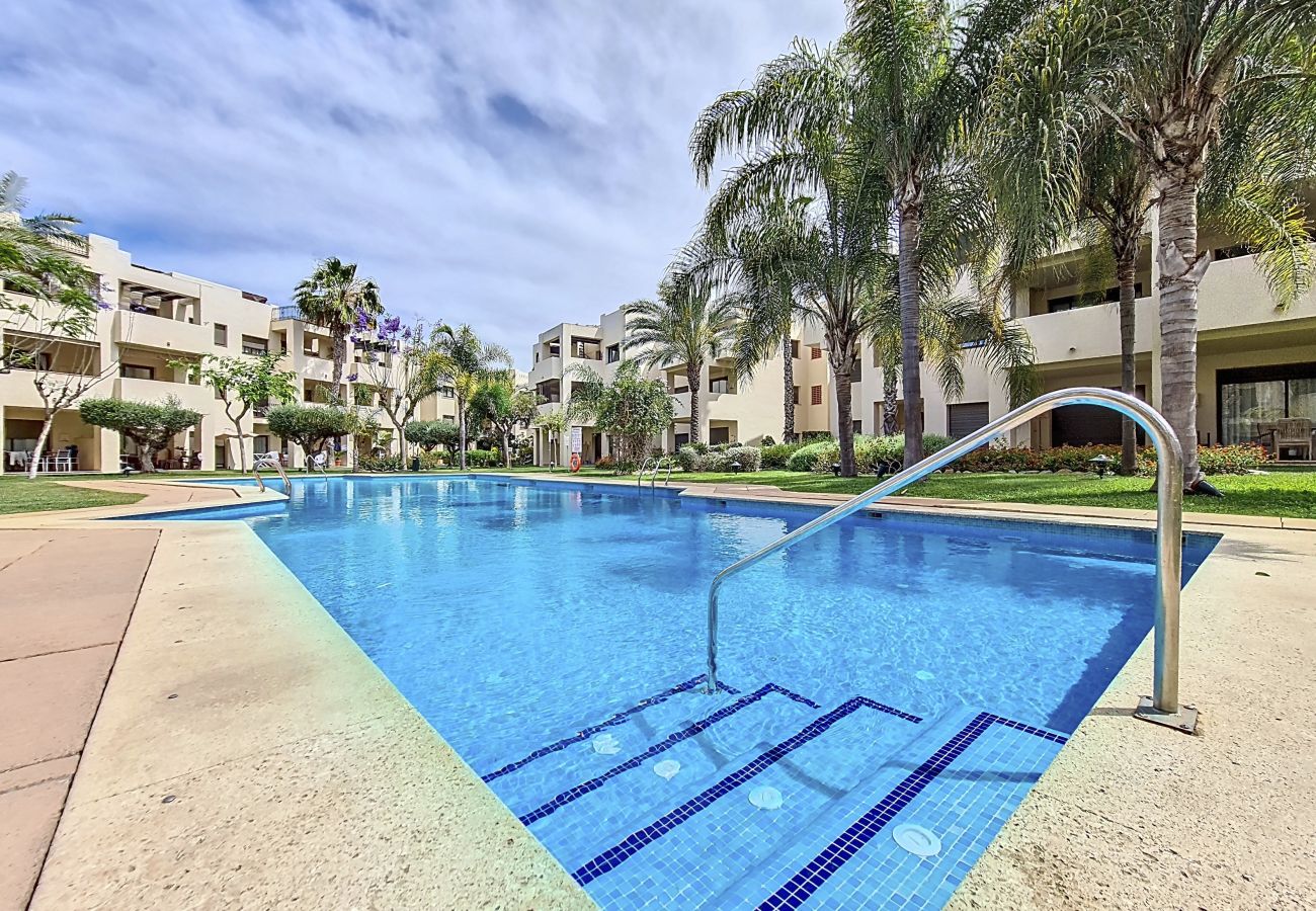 Appartement avec piscine commune, terrasse, Wi-Fi, Smart TV à Roda Golf