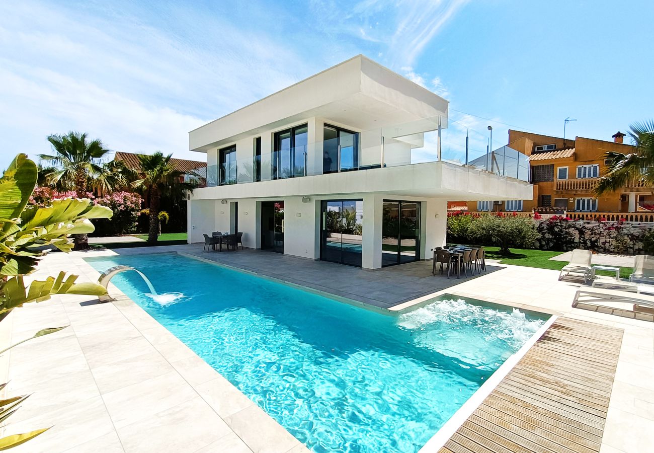 Villa moderne avec piscine privée à El Carmoli avec vue sur la mer et la Mar Menor.